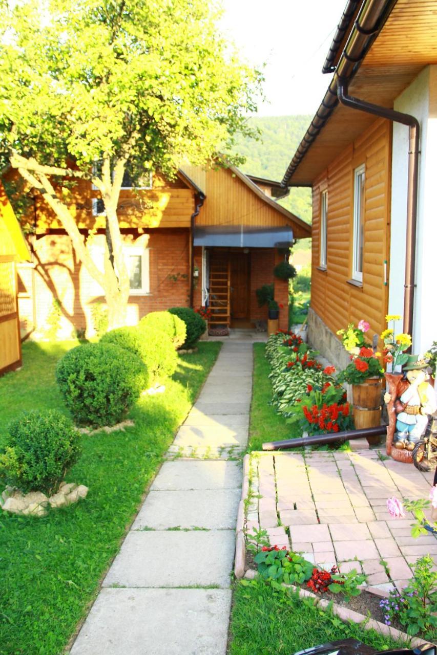 У Андрія Hotel Yaremche Eksteriør billede